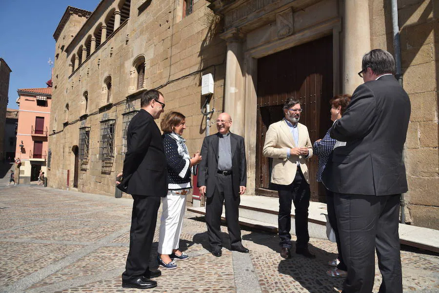 Responsables de la UCAV, el Obispado y el Ayuntamiento de Plasencia, ante la Casa del Deán. :: DAVID PALMA