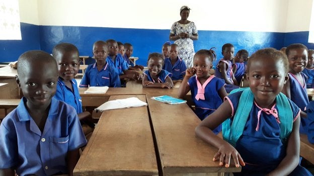 Niños en la escuela construida gracias al proyecto de la asociación Atabal en Fadugu. :: hoy