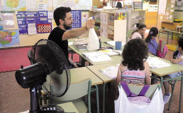 Un profesor extremeño refrescando el aula durante la ola de calor de junio.:: HOY