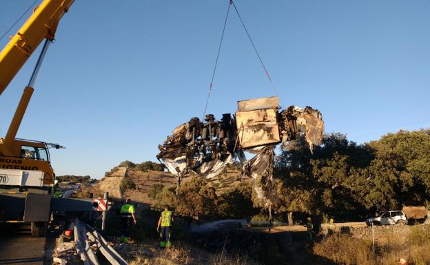 Momento del rescate del vehículo accidentado