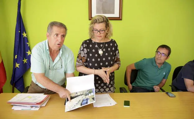 La alcaldesa, María Luisa Holgado, revisa una avería con Julián Polo y David Bachiller, de Acciona. 