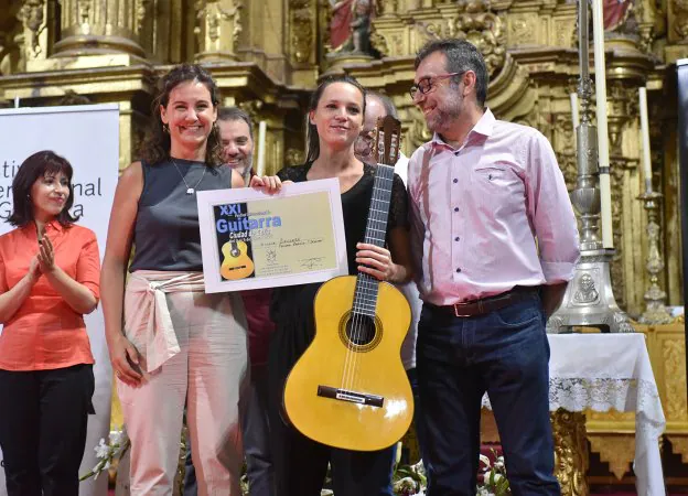 La ganadora, flanqueada por la alcaldesa en funciones, Almudena Domingo Pirrongelli, y el concejal de Cultura, Antonio J. Hernández. 