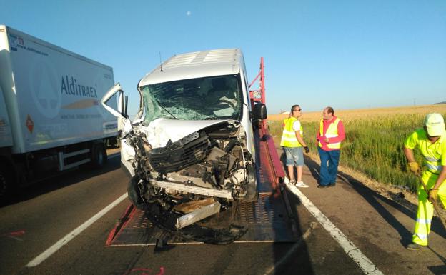 El choque de un tráiler y una furgoneta en Santa Amalia deja un fallecido y un herido grave