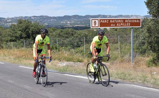David Pascual y Luis Ignacio Barril, en el sur de Francia, camino de Italia. :: 
