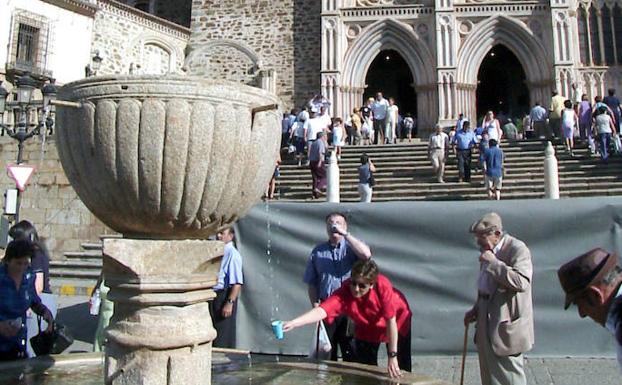 1-Fachada del Monasterio de Guadalupe. En primer término, la fuente con la pila donde se bautizaron los dos indios que trajo Colón