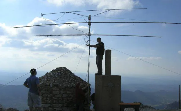 Un grupo de radioaficionados emeritenses durante una de sus actividades