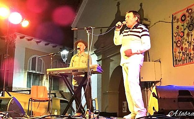 Imagen principal - Arriba, cantando en la Fiesta Mayor de las Hurdes el pasado día 5; abajo a la izquierda, con Luis Cobos en 2007; a la derecha, con Azkuna, alcalde de Bilbao. 