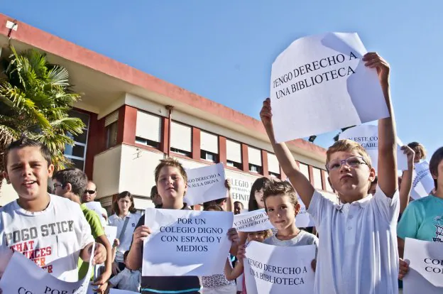 Protestas en el año 2011 de los alumnos del colegio de Gévora. :: hoy