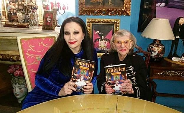 La cantante Alaska posa con su madre América en la presentación de libro de ésta, galardonado Mejor libro de No Ficción 2017.