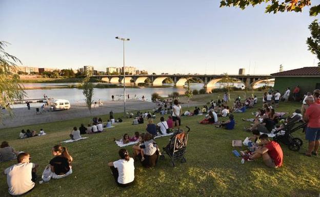 Nuevo atardecer con música en la margen derecha del río