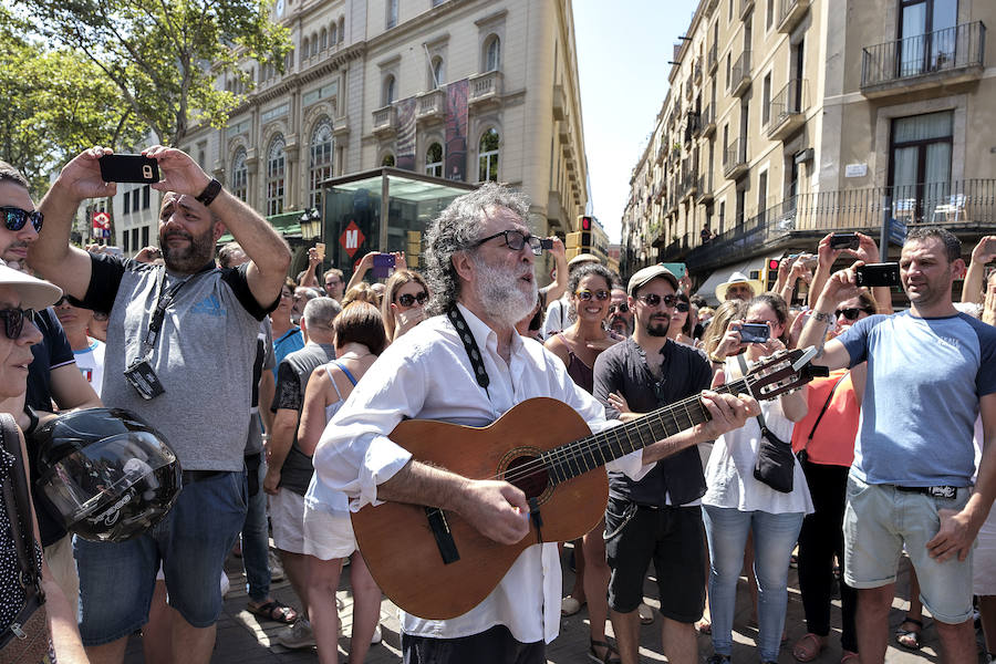 Centenares de personas se concentran en Barcelona para rechazar el atentado terrorista.