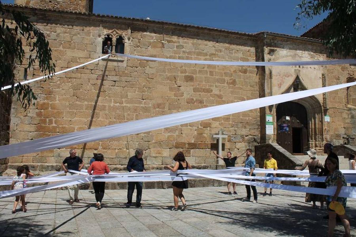 Las tres propuestas elegidas son 'Cuerpo Público', de Miguel Braceli; 'Plug-in Façades', de Fabiola Muñoz y Carlos León y el taller participativo de Objetos de Alfarería Tradicional presentado por Antonio Ballester Moreno y Ana Ausín