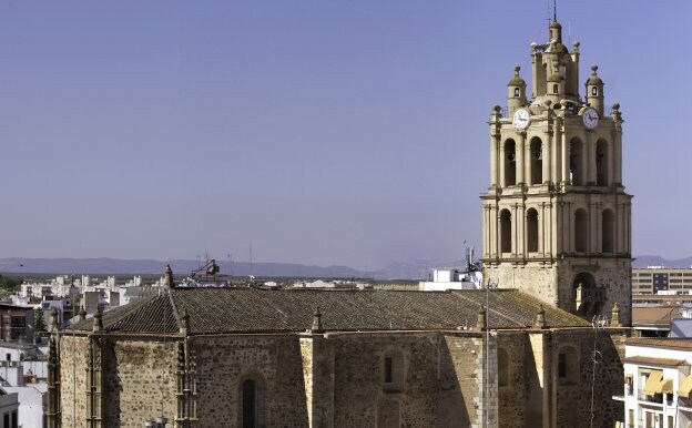 La torre de Los Almendros está integrada en la iglesia. :: Pepe Antolín