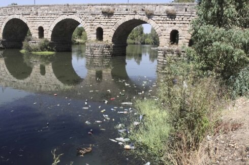 Restos de botellas, bolsas, latas y plásticos en el río Guadiana y junto al Puente Romano . :: J. M. ROMERO