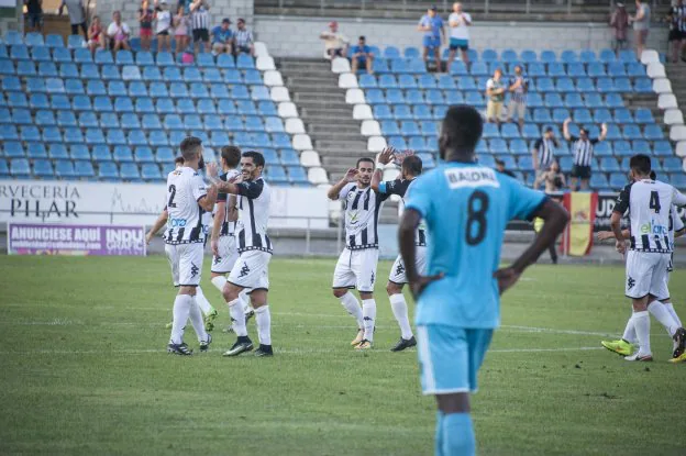 Los jugadores del Badajoz celebran el gol de Sergio Martín. :: PAKOPÍ