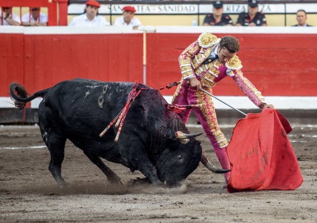 Antonio Ferrera con su segundo, al que cortó una oreja, ayer, en Bilbao. :: eFE/Javier Zorrilla