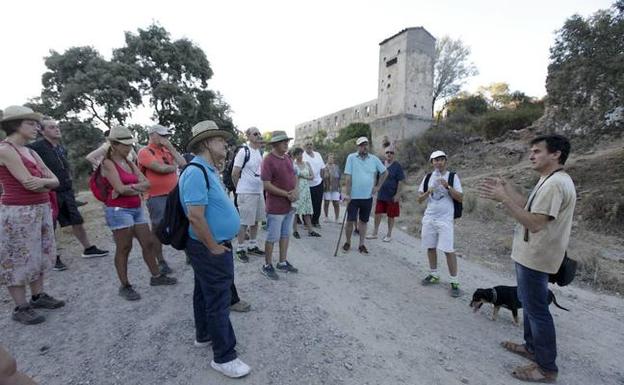 Un grupo de senderistas visita el entorno de la mina. 