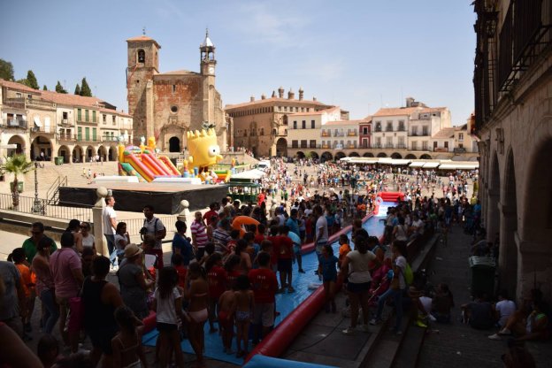 La plaza, en uno de los días con más público en fiestas. :: JSP