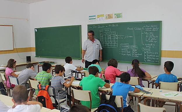 Un maestro imparte clase en un colegio público de la región. :: 