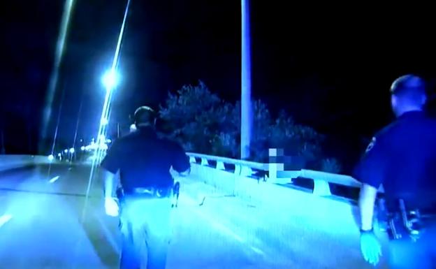 Policías salvan a un joven que pretendía tirarse desde un puente