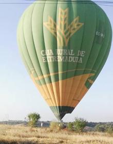 Imagen secundaria 2 - Un globo aerostático aterriza en La Atalaya sorprendiendo a los vecinos