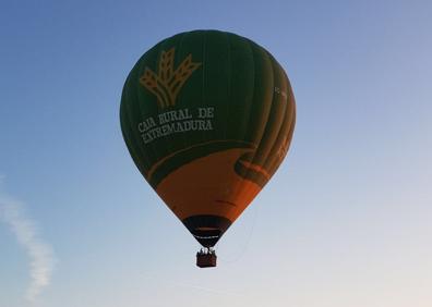 Imagen secundaria 1 - Un globo aerostático aterriza en La Atalaya sorprendiendo a los vecinos