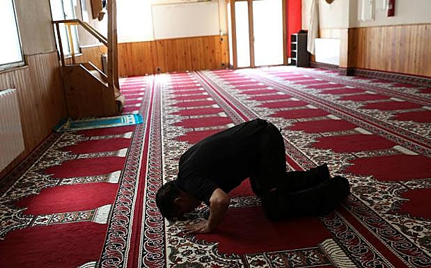 Un hombre reza en la mezquita de Ripoll. 