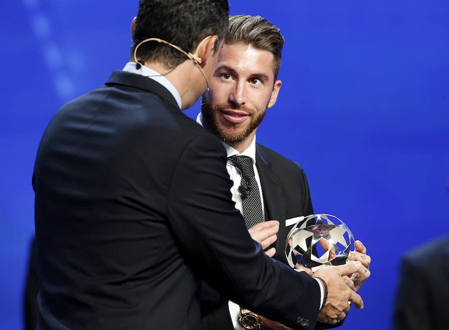 Sergio Ramos, recibiendo el premio al mejor defensa de la pasada Champions.