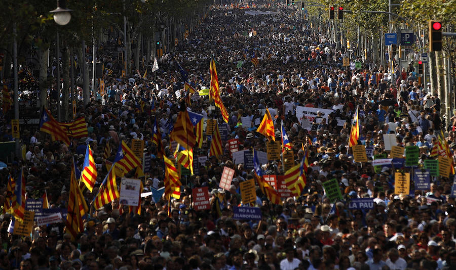 Miles de personas desbordan el paseo de Gràcia y el centro de Barcelona en una manifestación contra el terrorismo tras los atentados de la semana pasada, una protesta bajo el lema "No tinc por" (No tengo miedo) a la que asiste el Rey, el presidente del Gobierno, Mariano Rajoy, y los presidentes autonómicos, entre otras autoridades. 