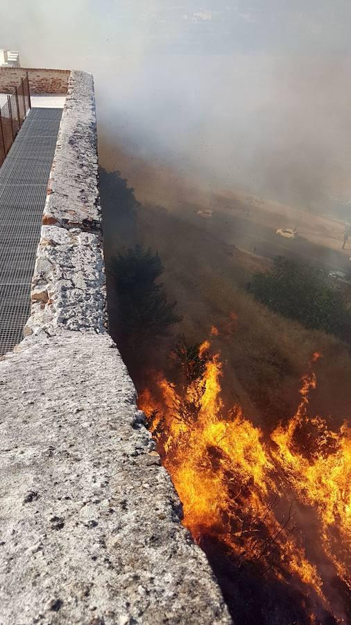 Las llamas del fuego han alcanzado la barbacana de La Alcazaba pacense este viernes 25 de agosto. Es el segundo incendio en este monumento en una semana.