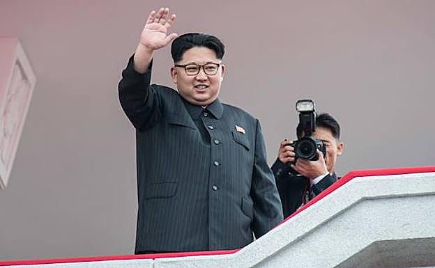 Kim Jong-un saluda. 