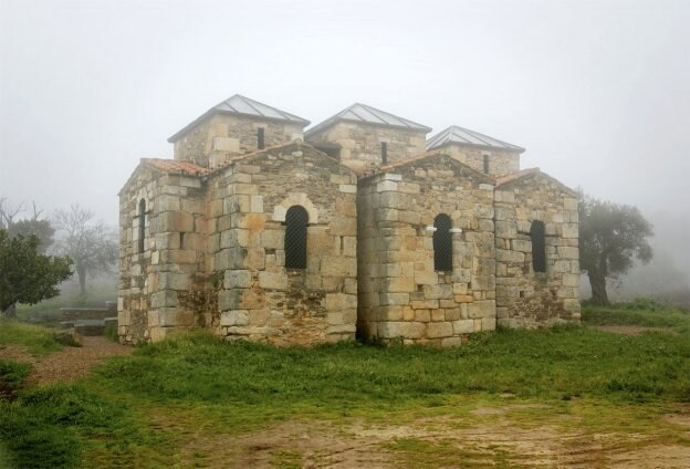 La basílica visigoda de Santa Lucía del Trampal, situada en las estribaciones de la Sierra del Centinela. :: HOY