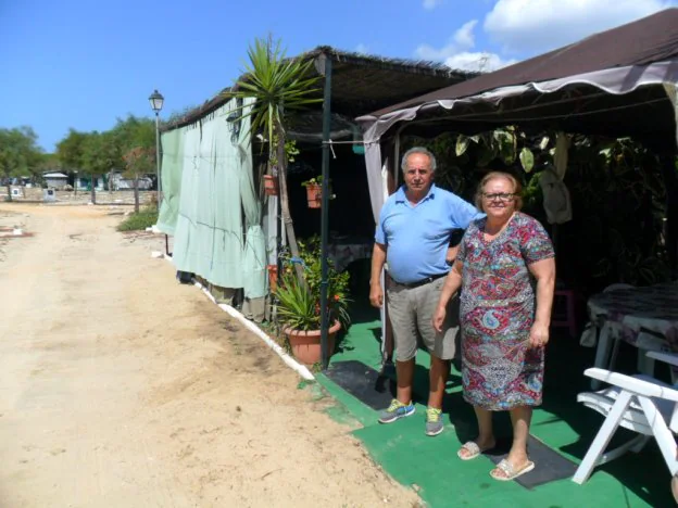 Emilia y Joaquín son de Badajoz y pasan varios meses al año en el camping de Mazagón. :: JLG