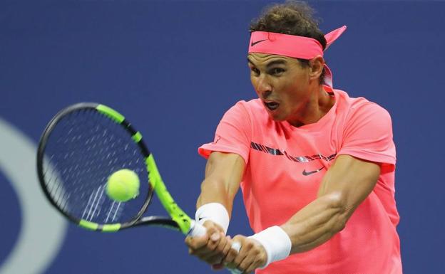 Nadal golpea la pelota. 