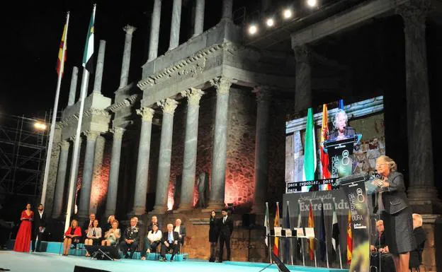 Actos de entrega de Medallas de Extremadura en el Teatro Romano de Mérida.::