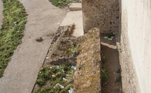 Trozos arrancados de la barbacana y restos de botellón en la Alcazaba de Badajoz.