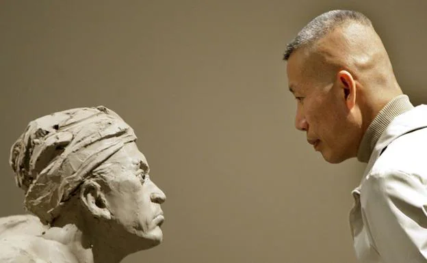 El artista chino Cai Guo-Qiang posa ante una de las esculturas de su obra.