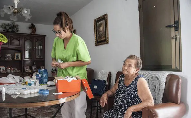 A Rosa, de 81 años y prácticamente sin visión, le viene muy bien el servicio porque vive sola desde que enviudó hace ocho años.