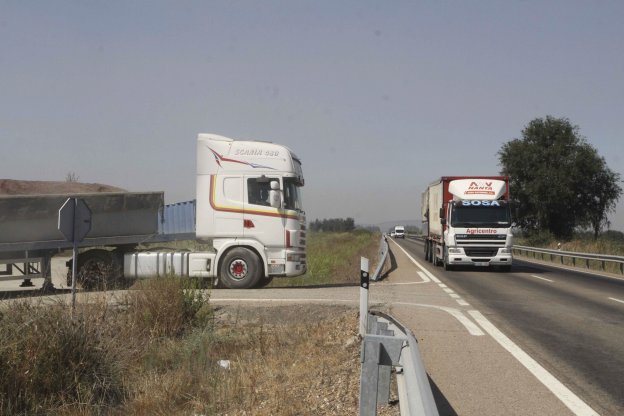 Dos camiones en la N-430 entre Santa Amalia y Torrefresneda. :: HOY