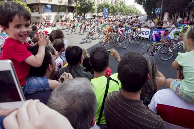 El pelotón de la Vuelta atravesó Cáceres en 2013. :: hoy