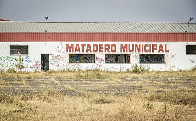Instalaciones del matadero, abandonadas desde el año 2010. :: HOY