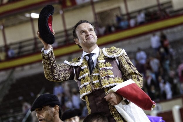 Antonio Ferrera sale a hombros en la primera corrida de la Feria de la Virgen de San Lorenzo. :: efe