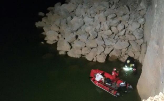 Equipos de Cruz Roja y los bomberos de la Diputación durante el rescate del cuerpo en la Cantera de Olleta:: CRUZ ROJA