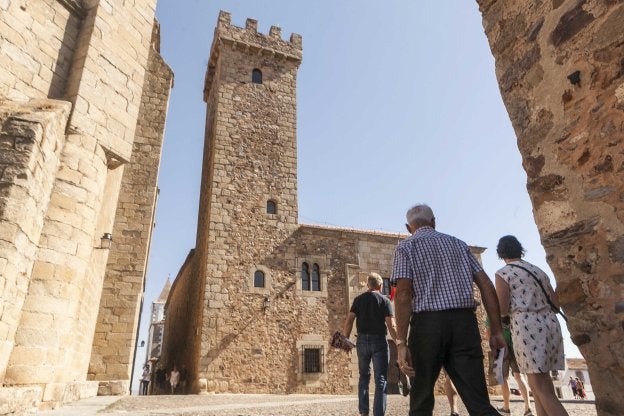 La Torre del Palacio de las Cigüeñas se encuentra en la Plaza de San Pablo, junto a San Mateo. :: j. rey