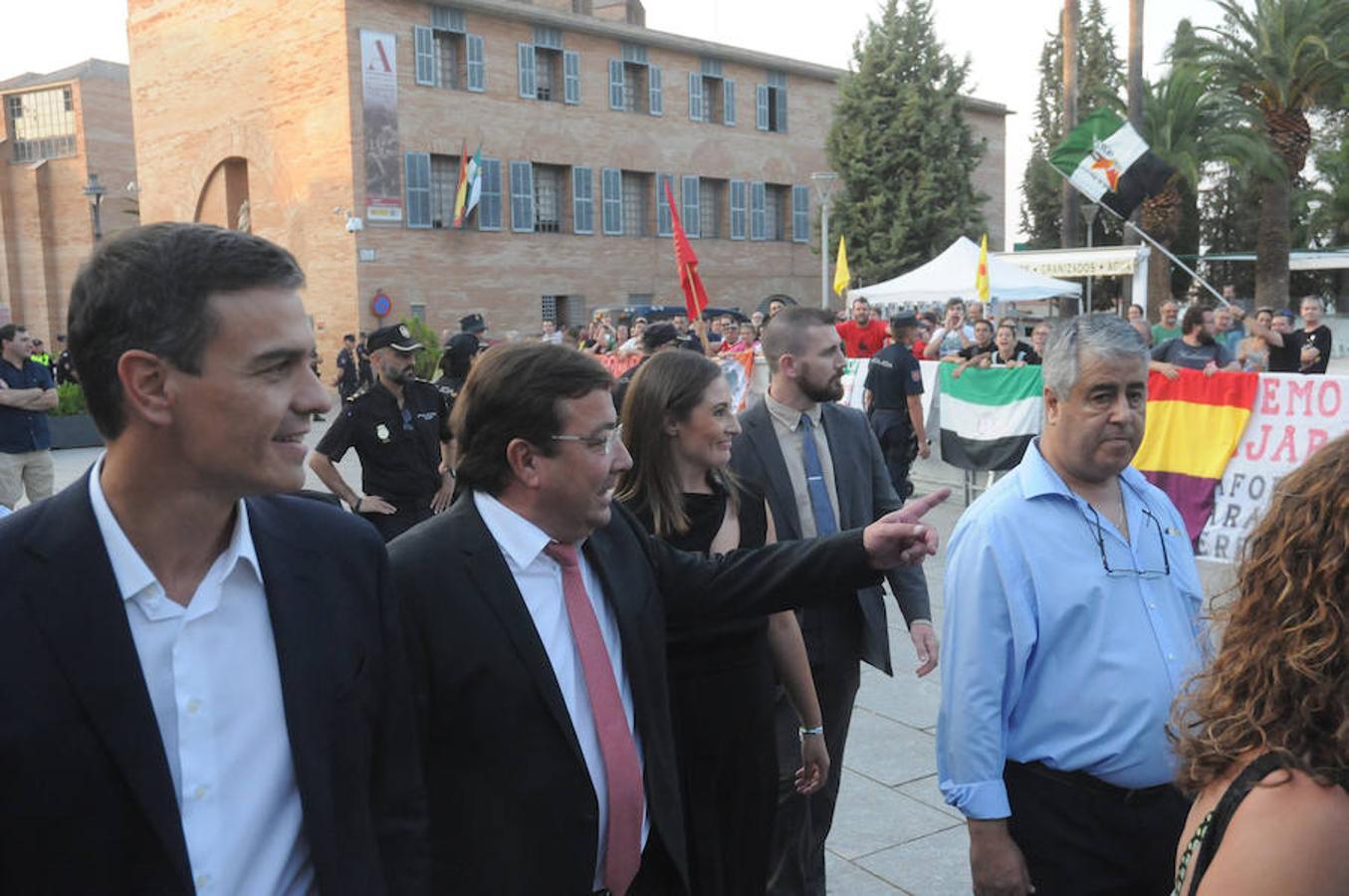 Han recibido el galardón el Orfeón Cacereño; el Colegio San José de Villafranca de los Barros; el equipo de fútbol femenino Santa Teresa; el cantautor Pepe Extremadura, y la cooperante y directora de Médicos Mundi en la región, María Victoria López