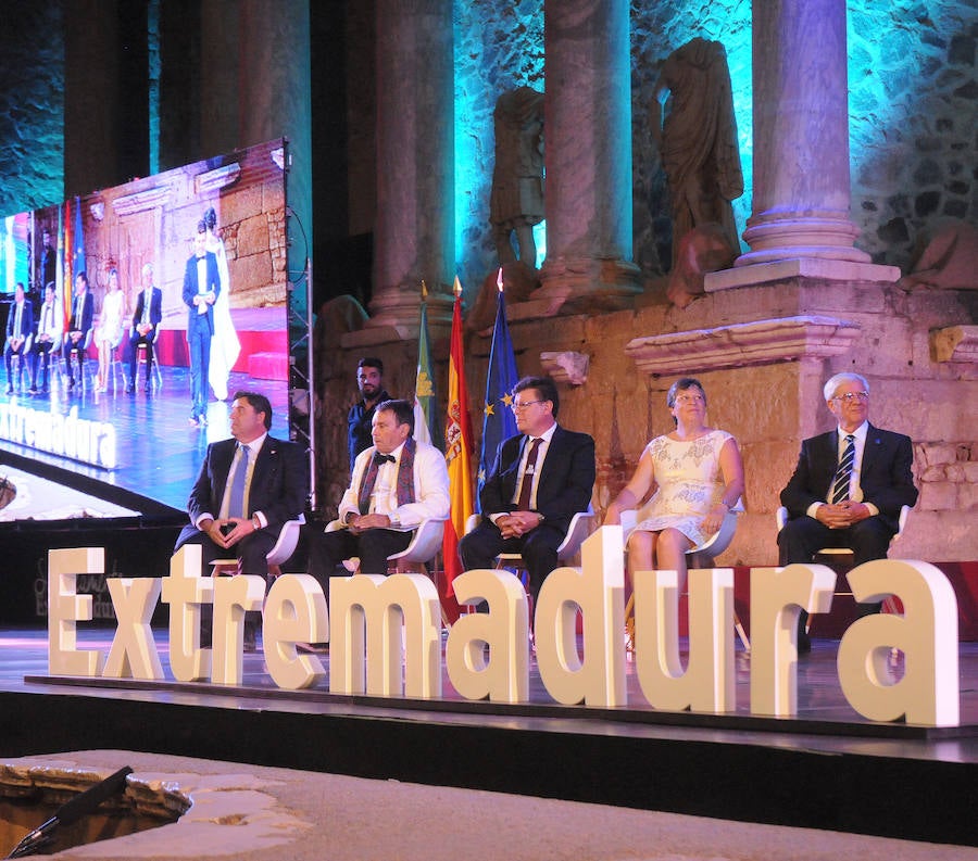 Han recibido el galardón el Orfeón Cacereño; el Colegio San José de Villafranca de los Barros; el equipo de fútbol femenino Santa Teresa; el cantautor Pepe Extremadura, y la cooperante y directora de Médicos Mundi en la región, María Victoria López