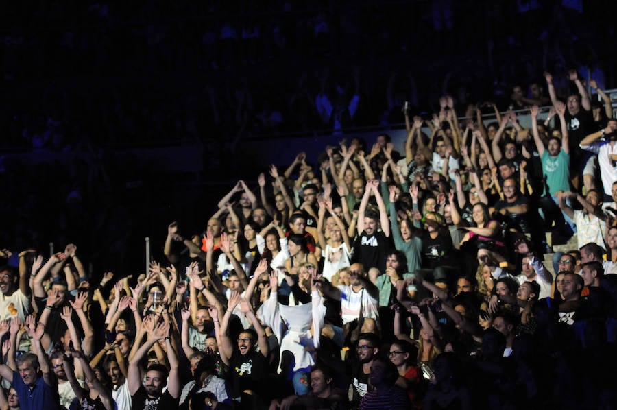 3.000 incondicionales disfrutaron del concierto de Robe Iniesta en el Día de Extremadura