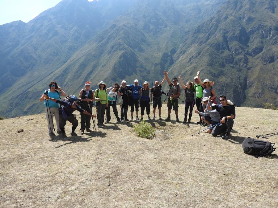 Los miembros del grupo con dos guías.