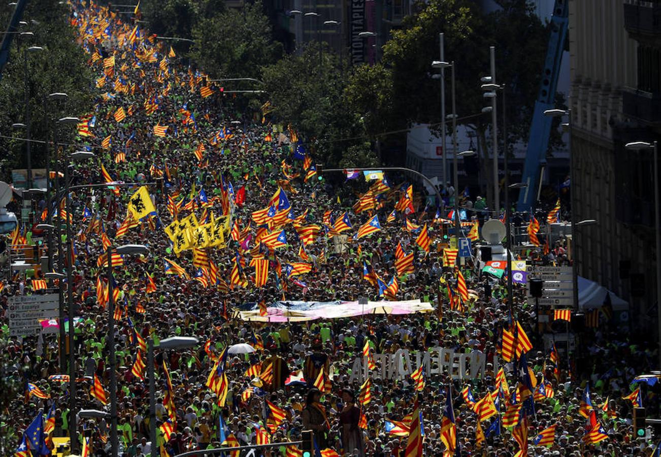 Miles de personas con esteladas han llenado las calles de Barcelona durante la marcha independentista con motivo de la Diada