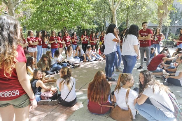 Estudiantes novatos y veteranos ayer en el Paseo de Cánovas. :: a. m.